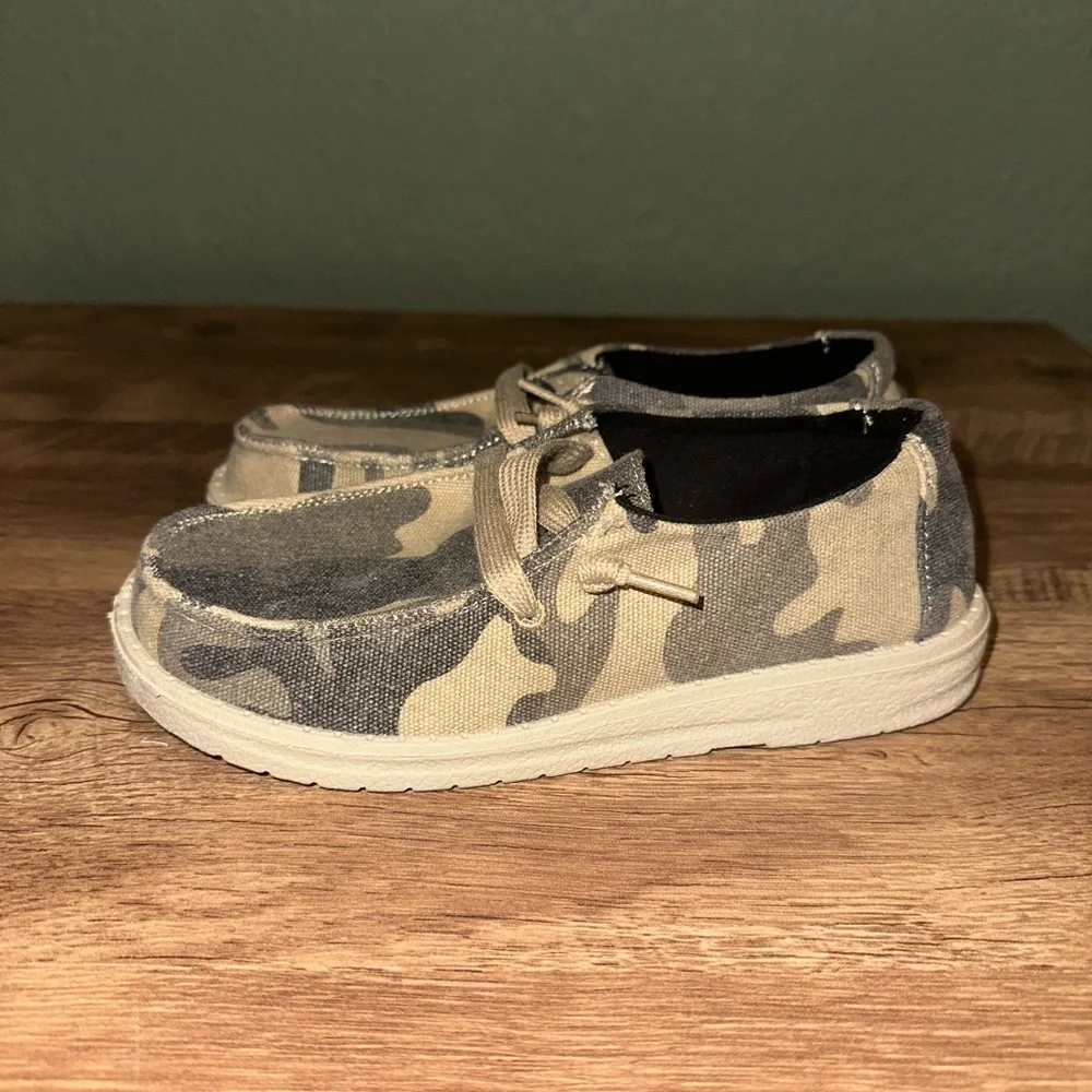 Mr. J Kids Camouflage Slip-On Shoes size 1Y - Picture 5 of 9